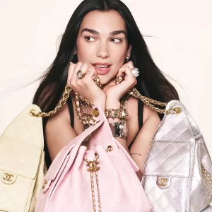Η Dua Lipa Είναι Το Νέο Πρόσωπο Της Τσάντας Chanel 25