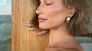 Hailey Bieber: Τα Αγαπημένα Της Serum Για Λαμπερό Δέρμα