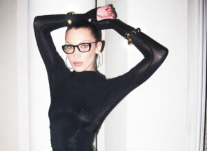 Layering με Κοσμήματα: Τα Χρυσά Βραχιόλια Φορεμένα Πάνω από Μανίκια Είναι Τάση