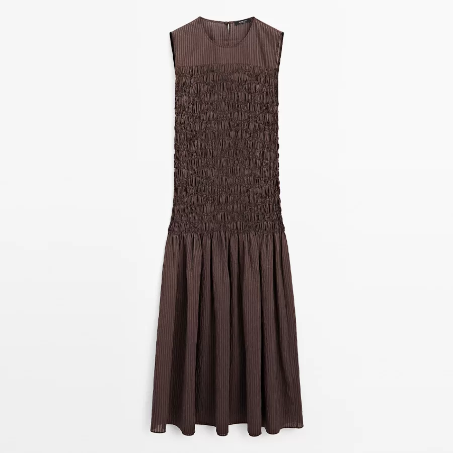 Μακρύ φόρεμα με βολάν και λεπτομέρεια με σούρες στον κορμό.